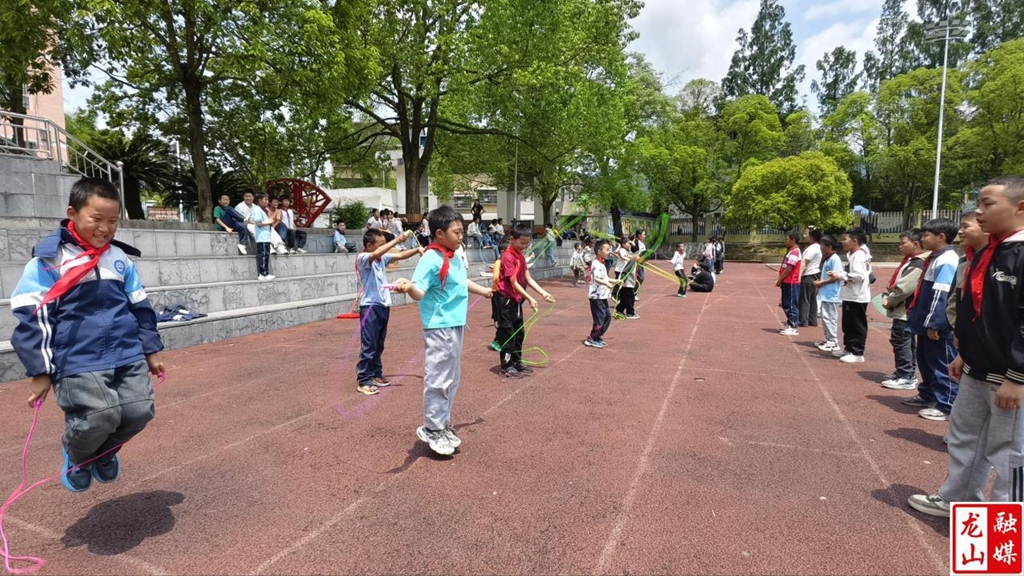 苗儿滩镇九年制学校举行小学低年级跳绳比赛
