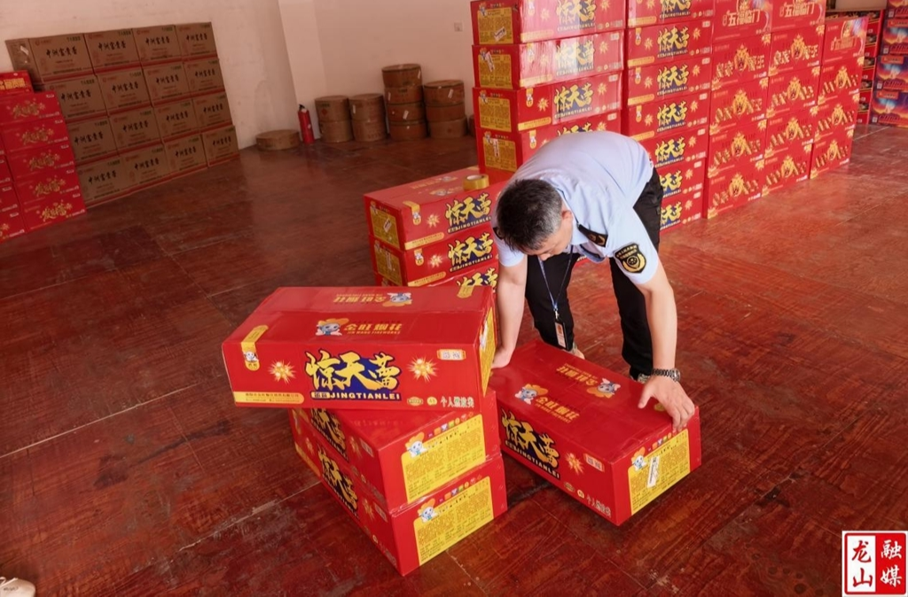 县市场监督管理局持续开展烟花爆竹质量安全专项检查（图）