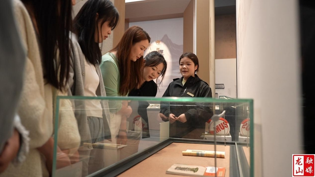里耶古城（秦简）博物馆“简牍+教材”双展陈：两千年前乘法口诀与今朝课本隔柜相望