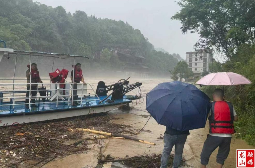 县水运事务中心：闻汛而动 守护渡船平安