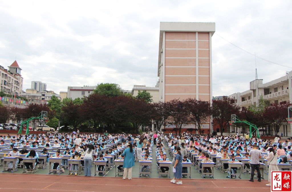 县第五小学举办“咏祖国.庆六一”书画竞赛