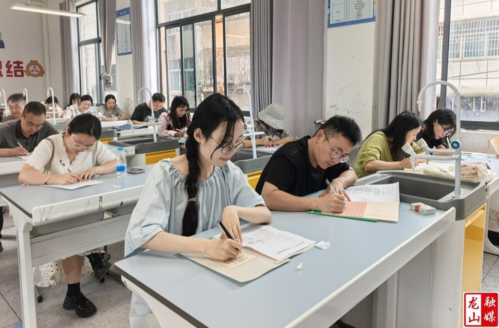 龙山四小举办教师硬笔书法比赛