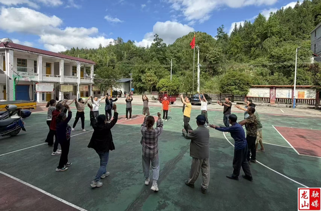 信地村：村民家门口沉浸学非遗 舞出土家新活力