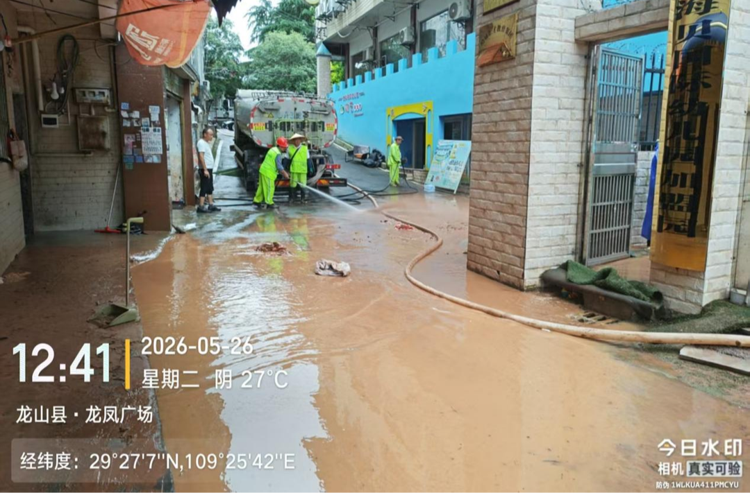 闻“汛”而动显担当 连夜清淤保畅通——县城管局组织环卫工人全力开展雨后恢复工作