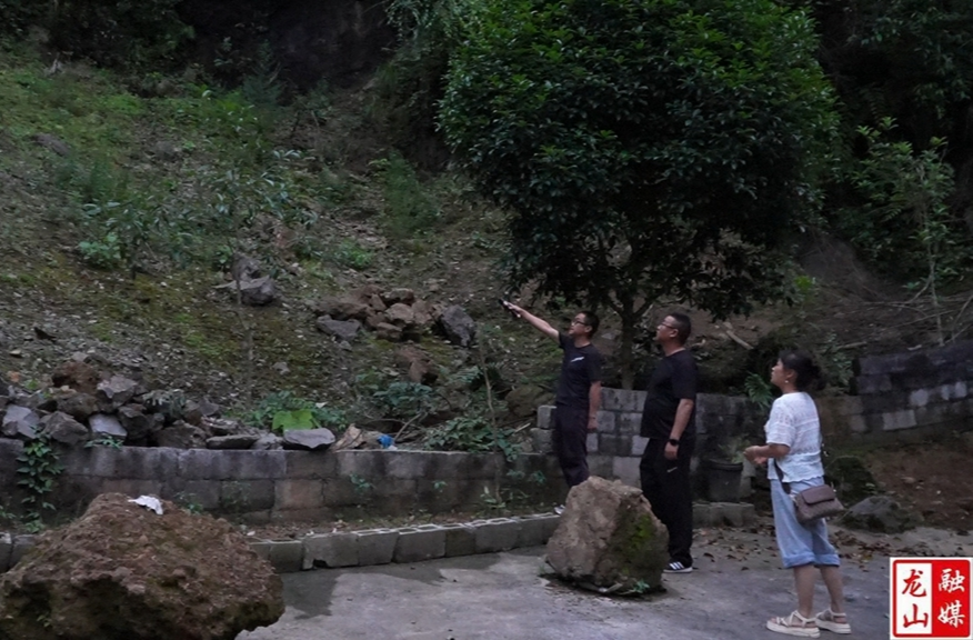 龙山：迎战强降雨 提前转移群众守牢防汛安全线