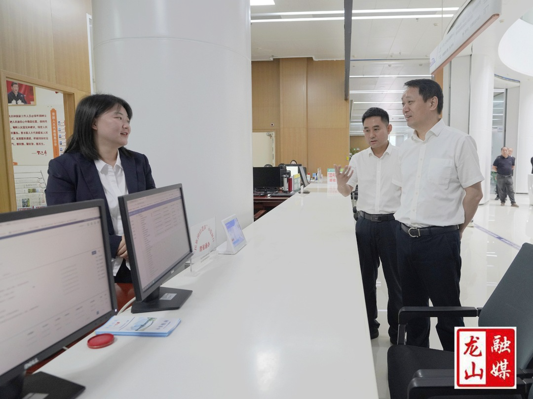 吴光文到县市民之家调研优化营商环境工作