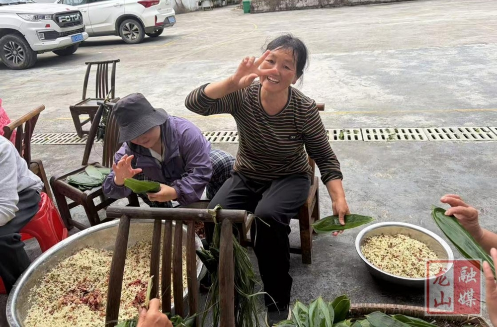 洛塔乡陈庄村开展端午节包粽子活动