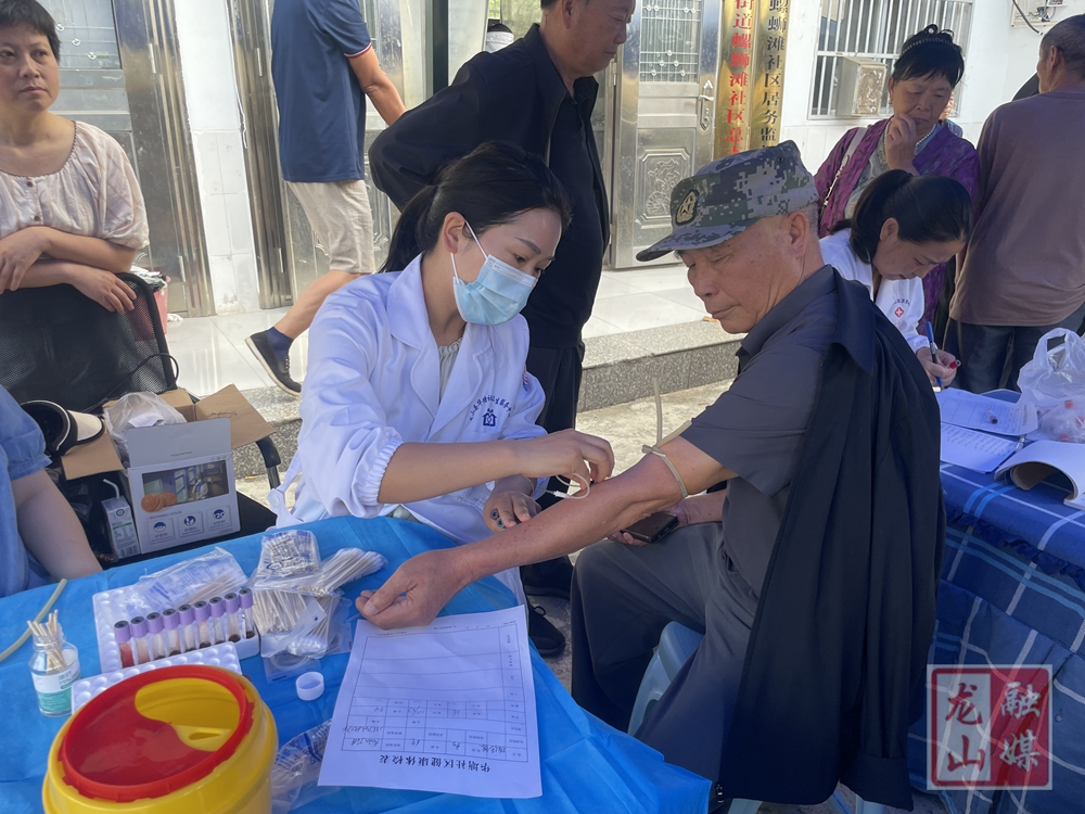 暖心义诊进社区 便民服务零距离