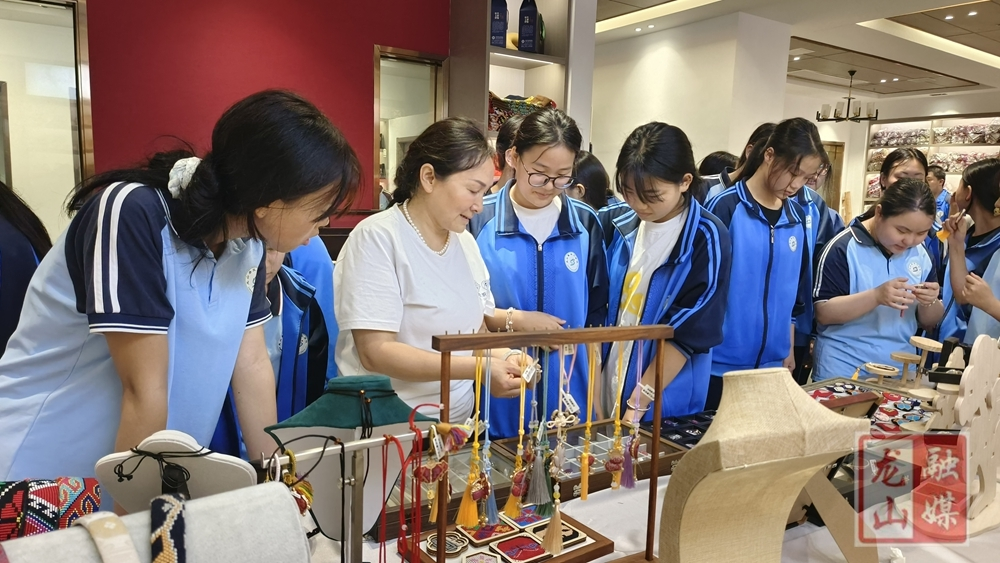 县技校学子传承土家族织锦技艺