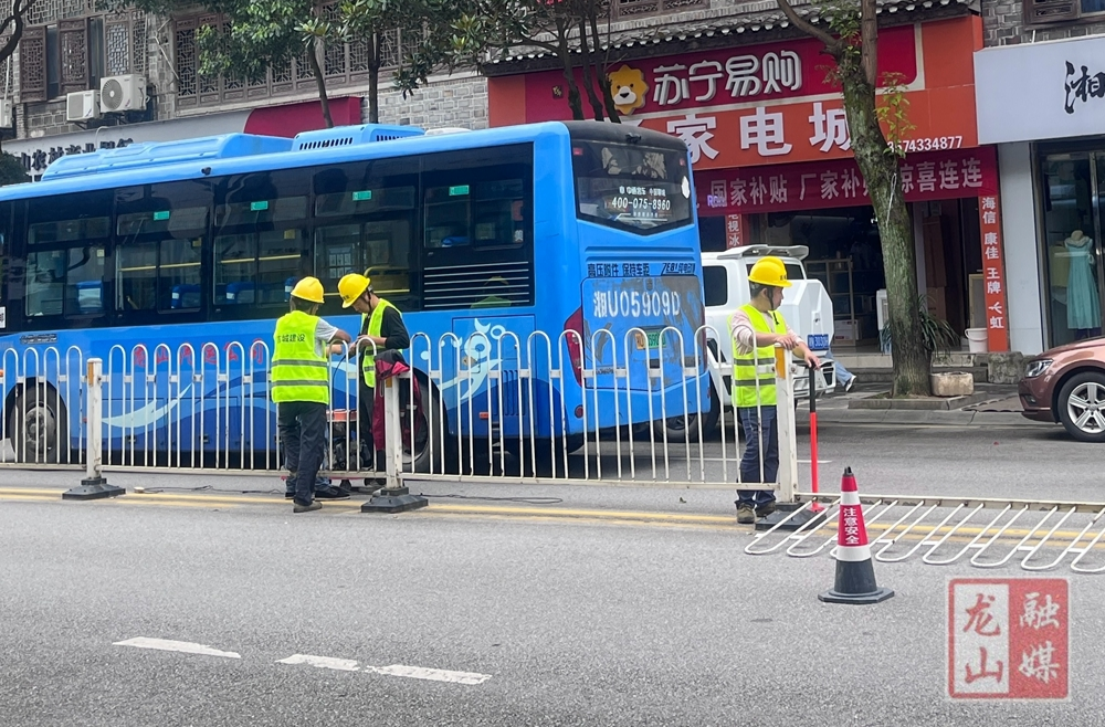 里耶镇：完善道路安全设施 筑牢群众出行“平安线”