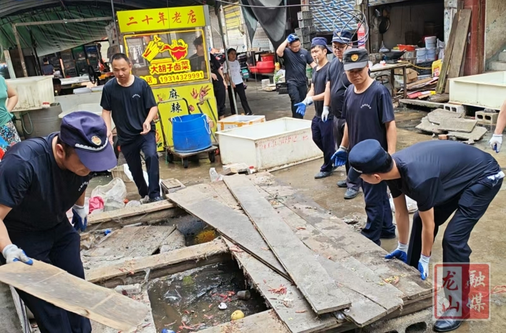 里耶镇开展农贸市场经营环境集中整治行动