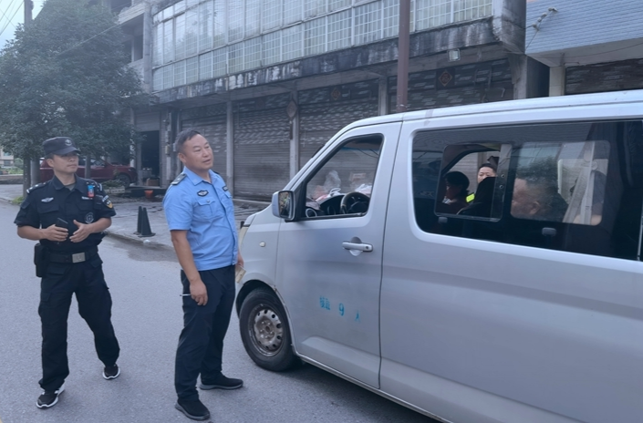 桂塘镇常态化开展农村道路交通安全执法整治行动