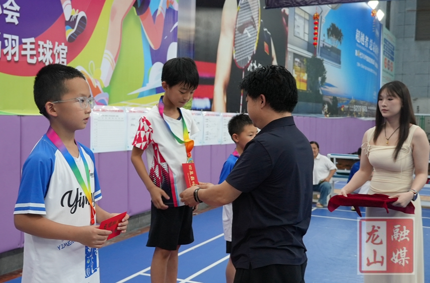 2026年“奔跑吧·少年”龙山县第二届中小学生羽毛球比赛圆满闭幕