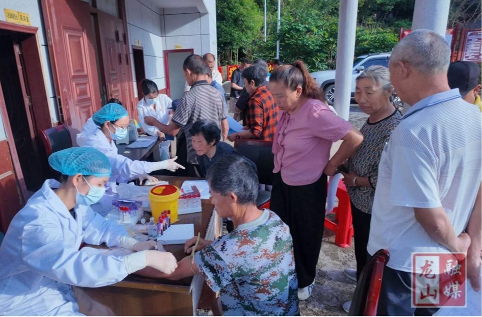 洛塔乡楠竹村：义诊送安康 巧手包温情