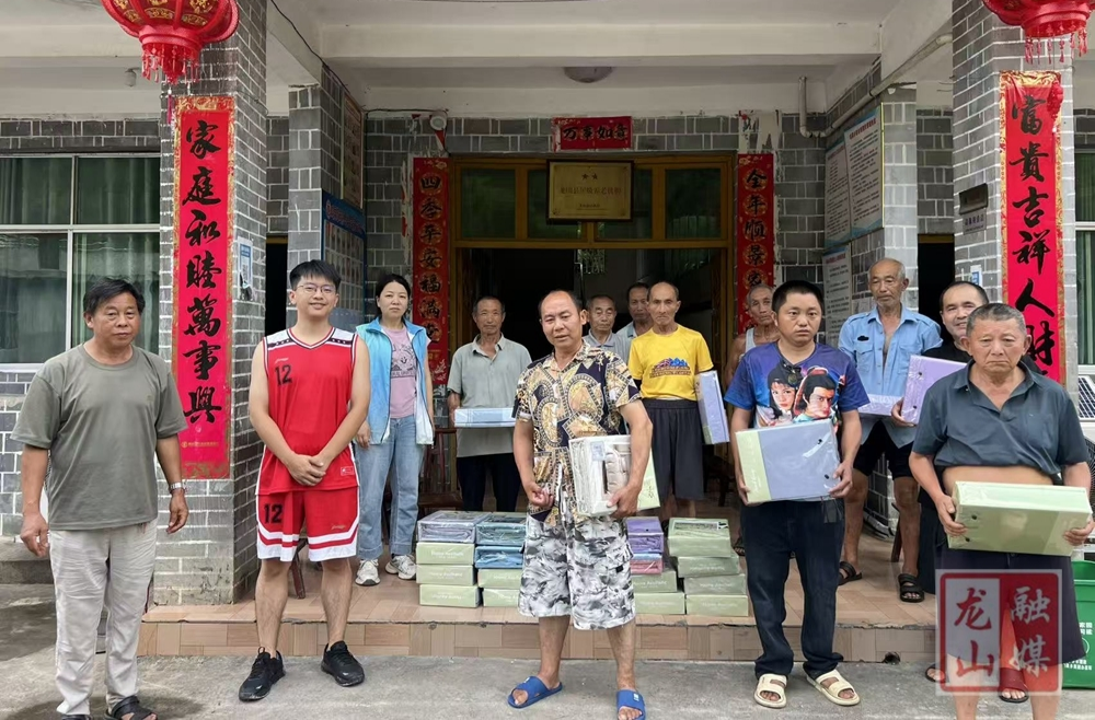 咱果乡社工送夏凉被进敬老院 精准对接需求情暖银龄