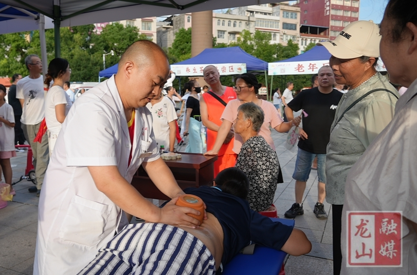 县中医院开展“活力中医药，健康惠万家”主题暨第二届中医药文化健康夜市活动