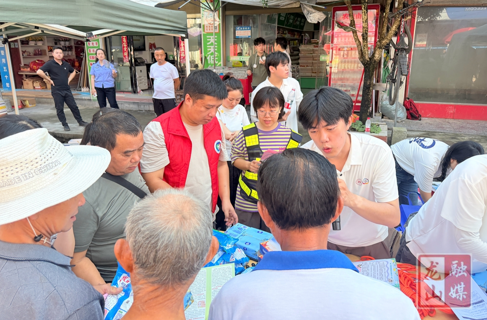 桂塘镇：赶集送安全 平安入民心