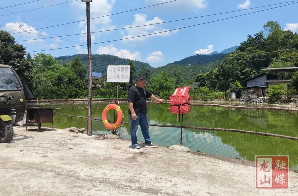 里耶镇布设应急救生器材 筑牢暑期防溺水安全防线