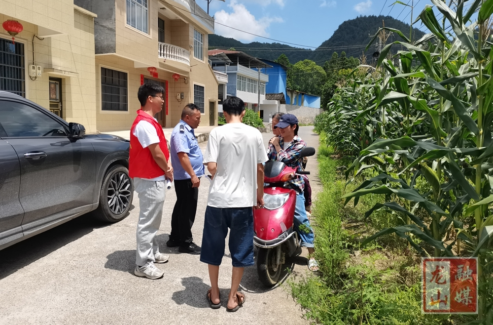 召市镇：路面劝导除隐患 安全宣传护出行