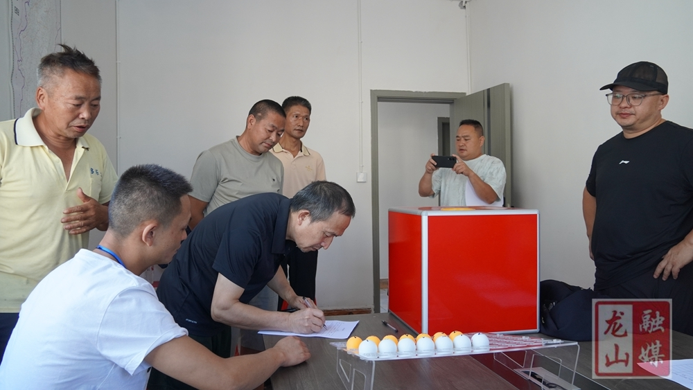 龙山县开展村镇客货邮驾驶员公开摇号工作