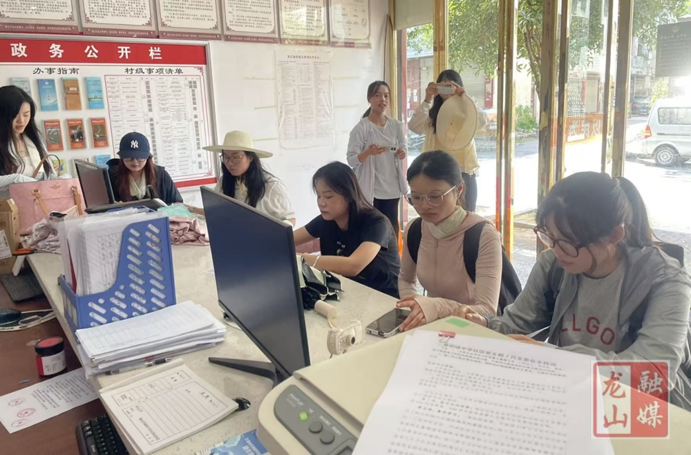 青春志愿行   服务暖社区