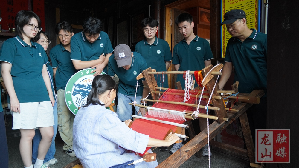 中南林科大家居学院到龙山惹巴拉开展“三下乡”实践活动