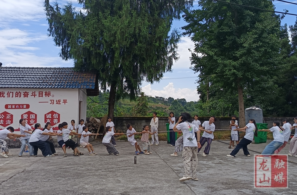 里耶镇双坪村：青春伴童心 运动乐暑期