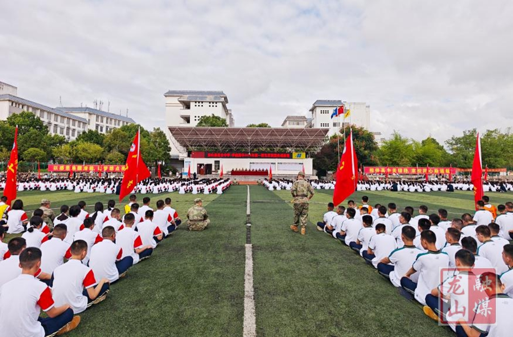 皇仓中学、华鑫学校教联体：军训砺青春  红土育新人
