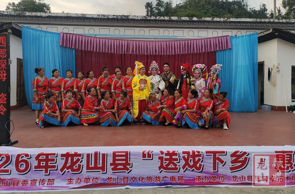 县毕兹卡演艺公司开展“送戏下乡”文化惠民演出活动