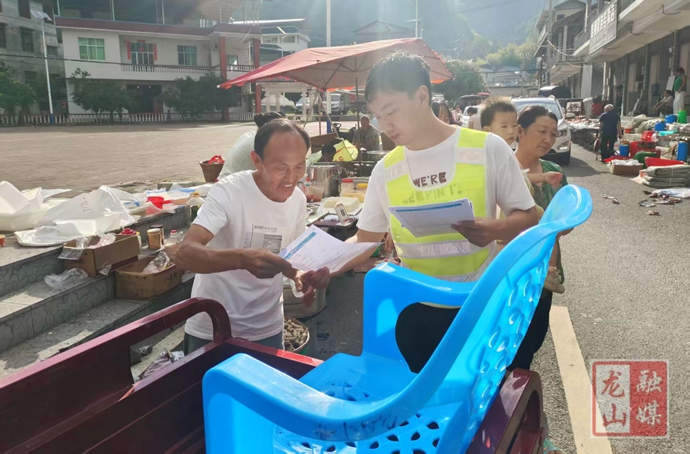 咱果乡开展交通安全宣传活动