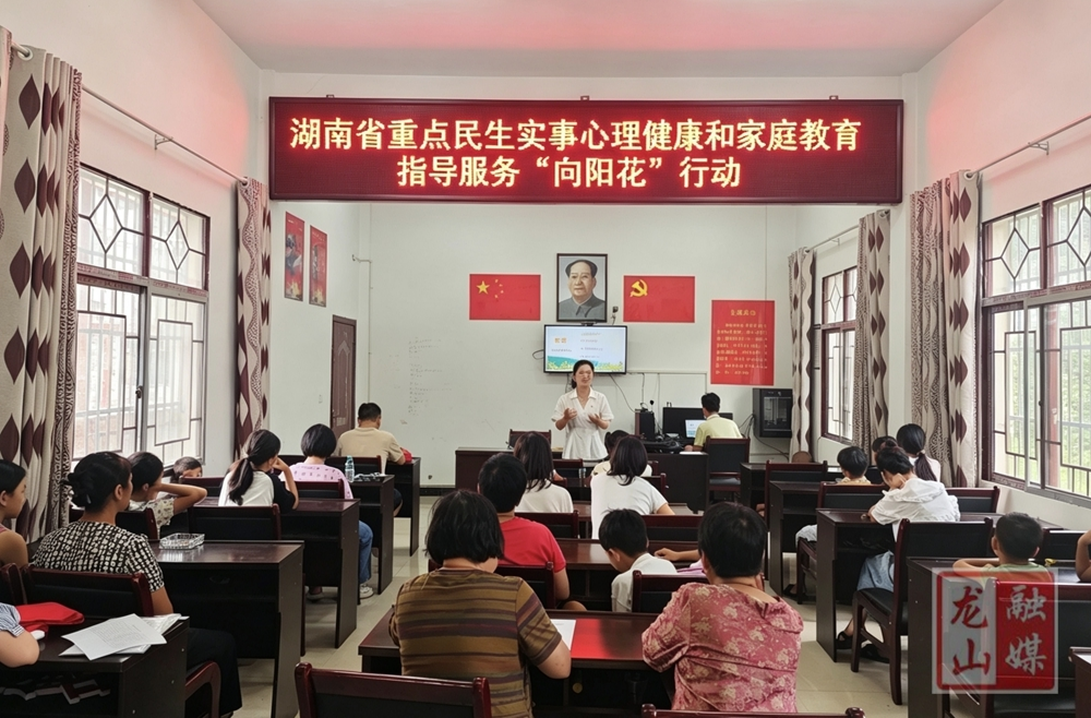 县妇联“向阳花”行动走进咱果乡