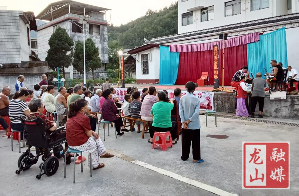 县毕兹卡演艺公司走进内溪乡开展“送戏下乡”文化惠民演出活动