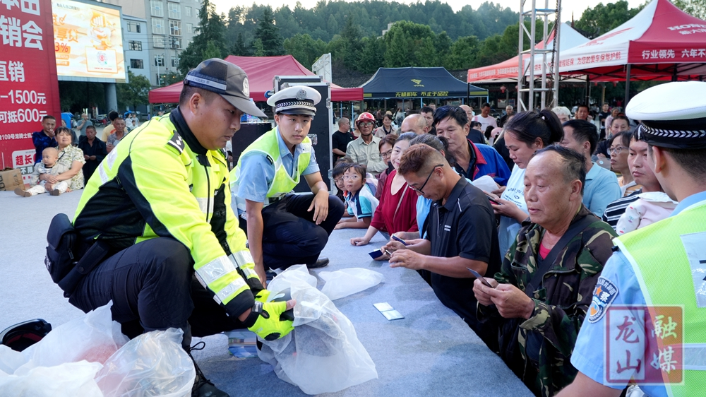 龙山公安交警联合爱心企业暖心送盔护平安