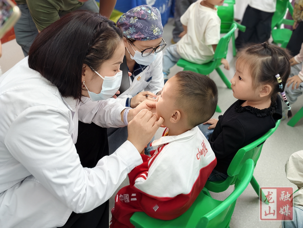 县老干幼儿园开展“健康生活，从‘齿’开始”爱牙日活动