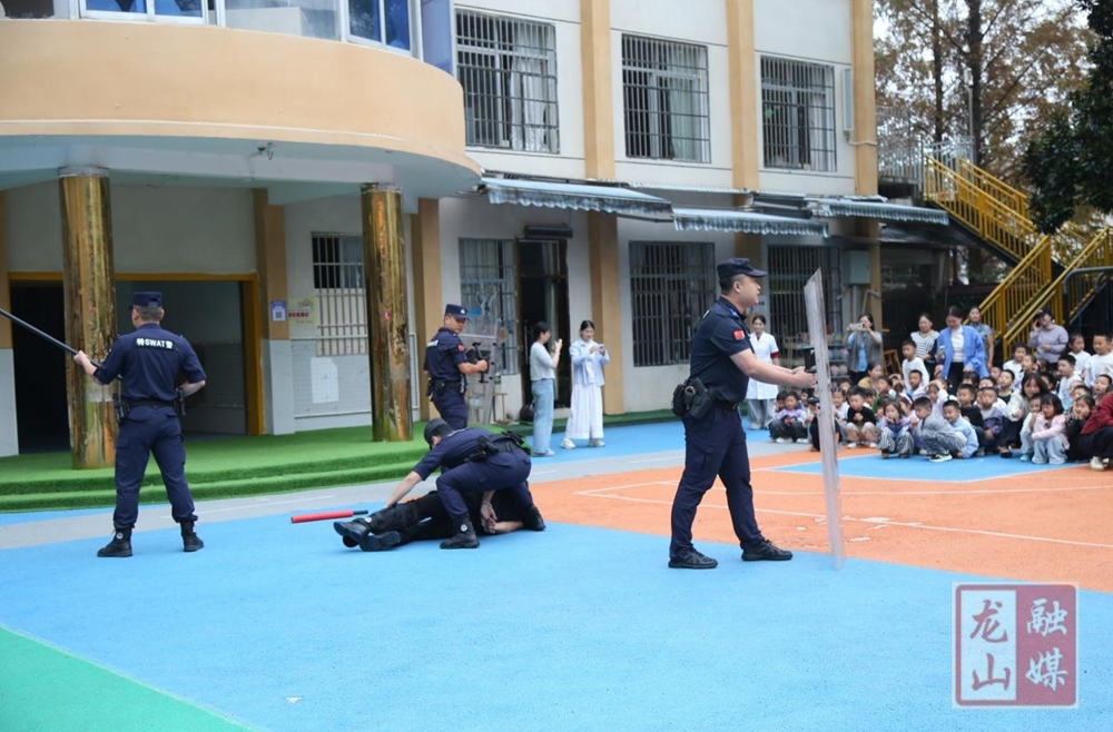 县第二幼儿园联合特巡警大队开展反恐防暴应急演练