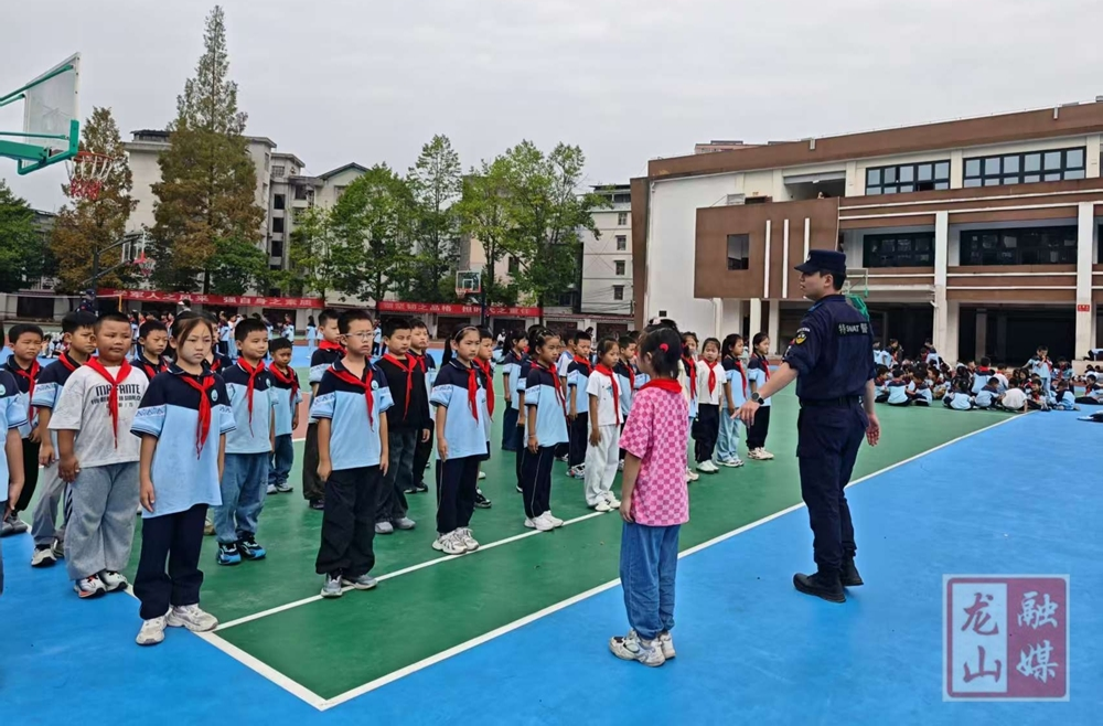 第一小学举行2026年秋季开学军事体验活动周