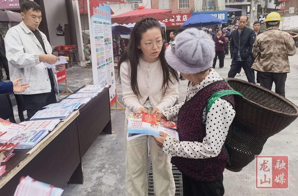茨岩塘镇利用赶集日开展主题宣讲宣传活动