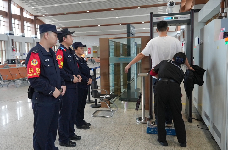节日我在岗：怀化公安处龙山站派出所全力护航旅客平安出行