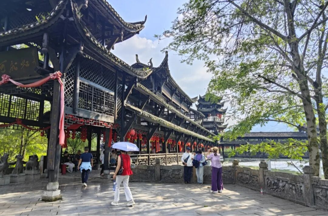 世界精英小姐亚洲区冠军白艺昕回家乡湘西龙山，10月5-6日三景区现场直播