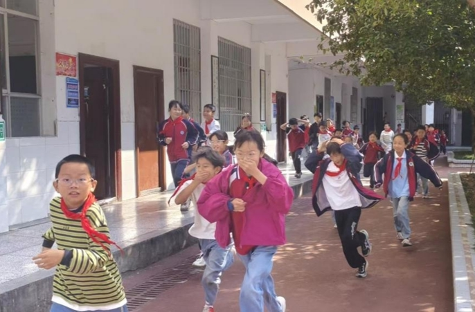 县第四小学开展安全疏散演练活动