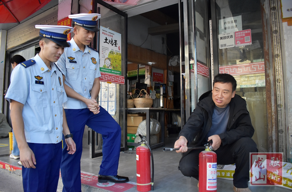 龙山、来凤青年志愿者联合开展老旧小区消防安全宣传