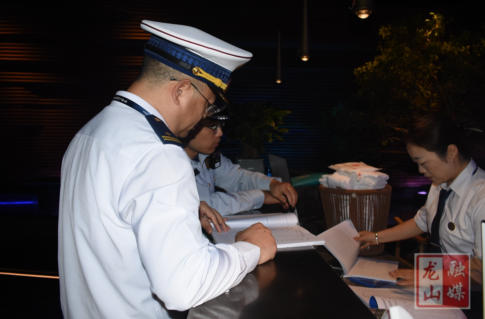 县消防救援局开展夜间消防安全专项检查