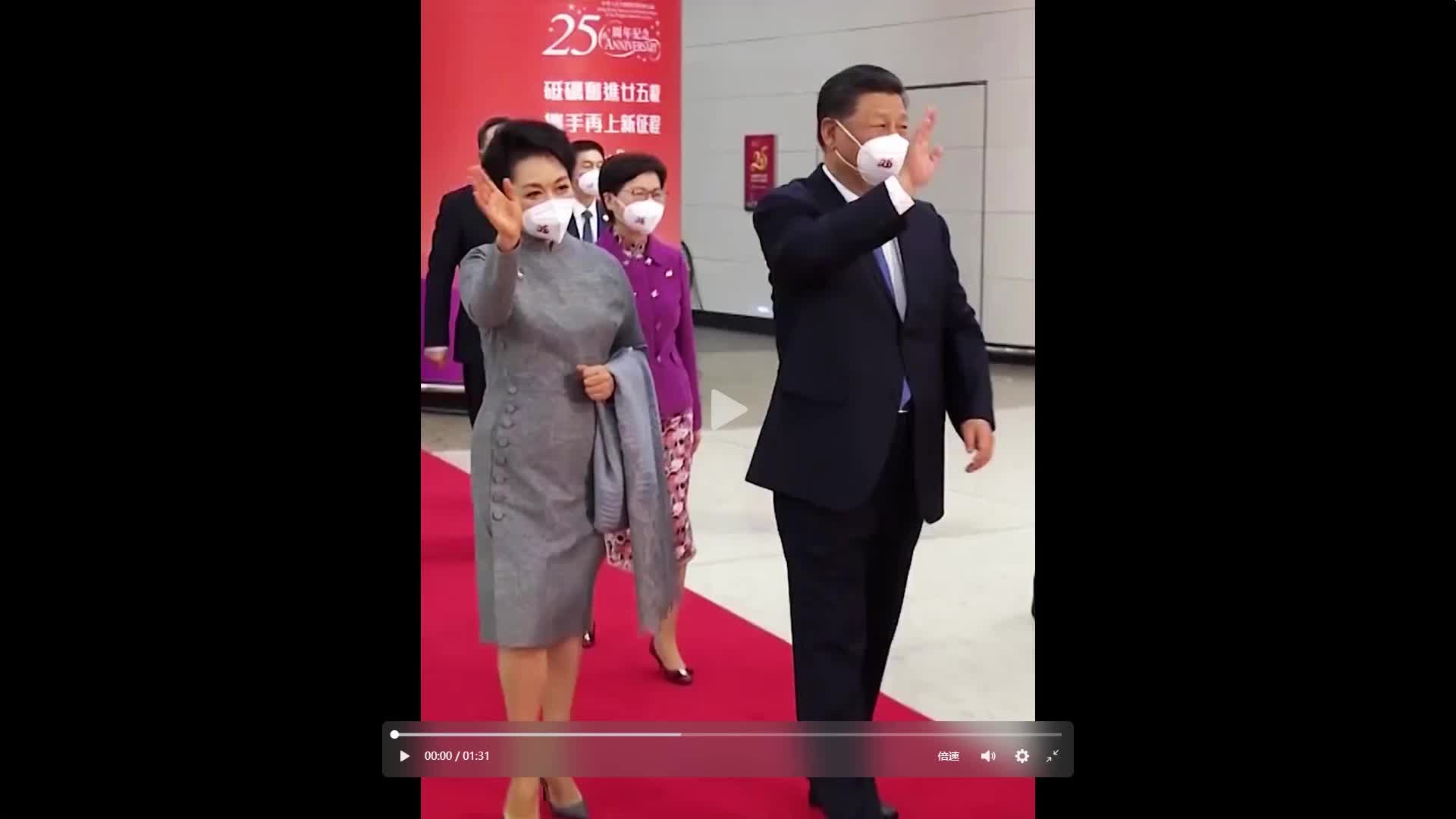 “我的心和中央政府的心始终同香港同胞在一起！”