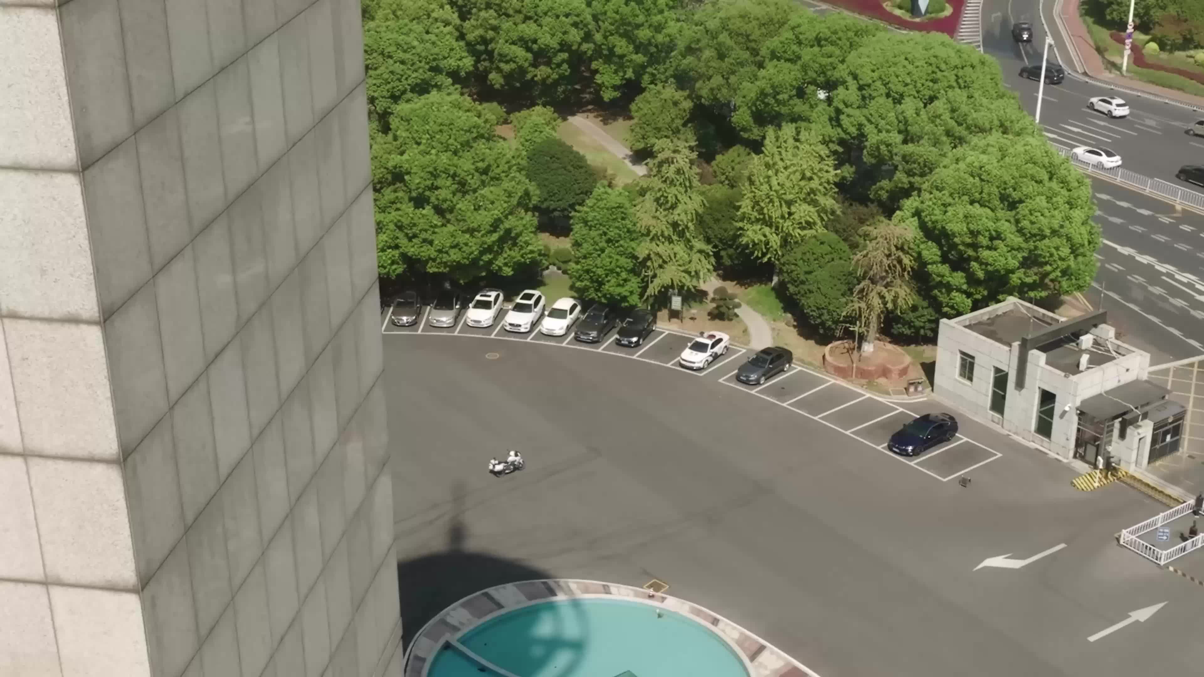 喜迎二十大，忠诚保平安   交警护航，路畅人安