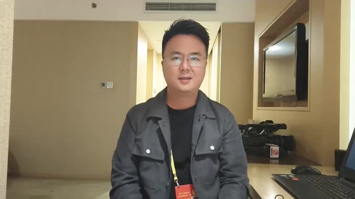 小田老施的二十大时间③ | 老施逛成就展，“满世界”找一张照片