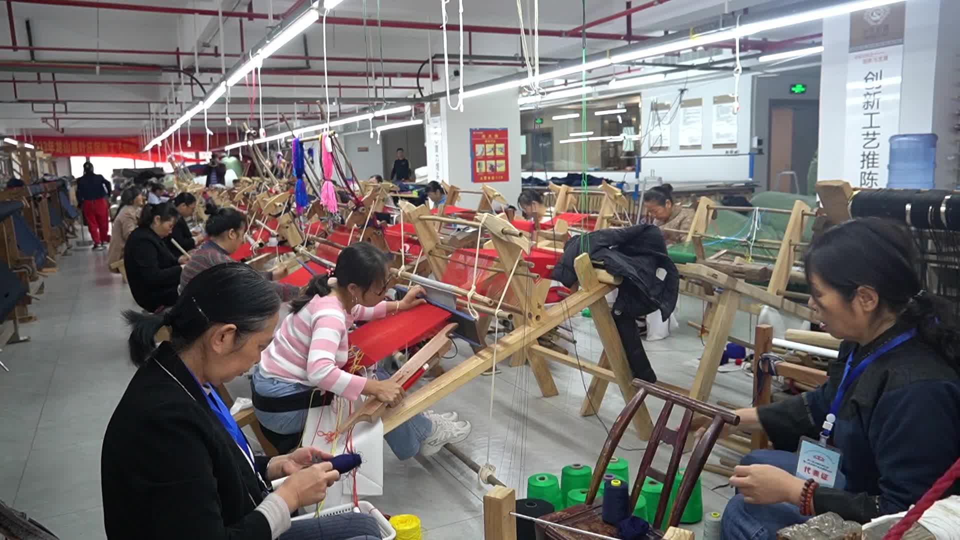 【龙山新闻】土家织锦赶订单促生产
