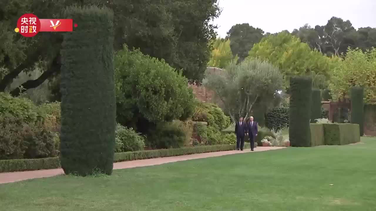 习近平同拜登散步交谈