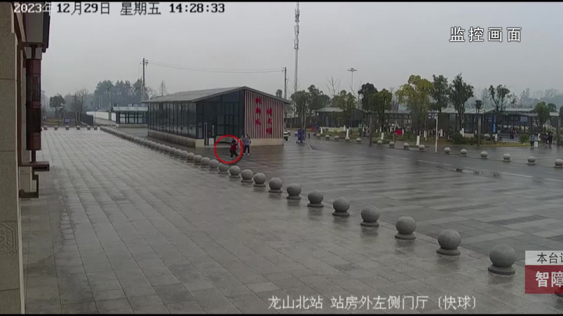 【龙山新闻】智障儿童离家出走 铁警热心助其回家
