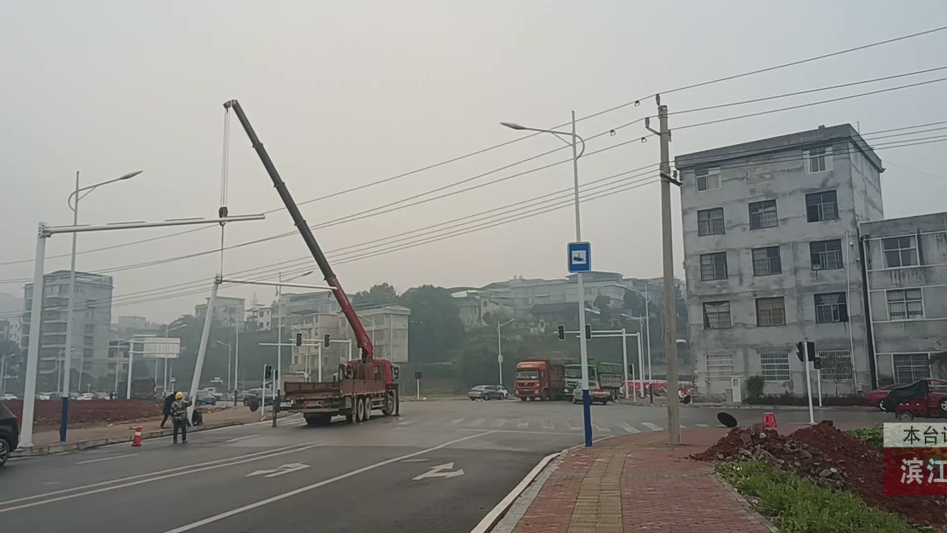 【龙山新闻】滨江路进行附属设施施工