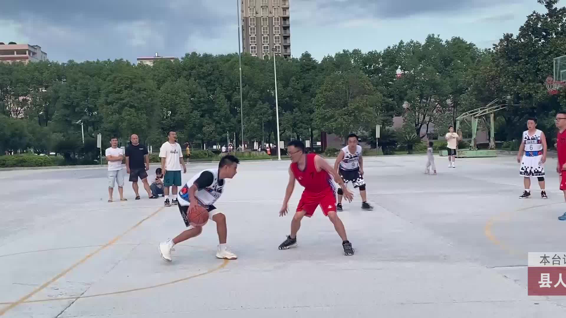 【龙山新闻】县人民医院开展篮球比赛